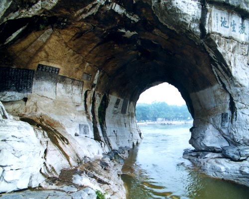 象鼻山の洞窟