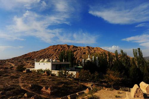 マフムード•カーシュガリーの墓