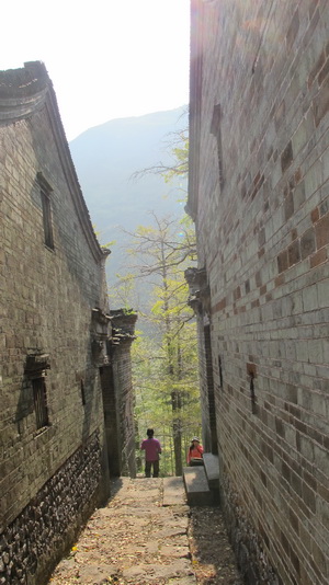 この狭い路地を通る時