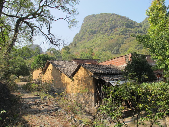 山の麓に位置する嵐岩村はのどかなムードに包まれています
