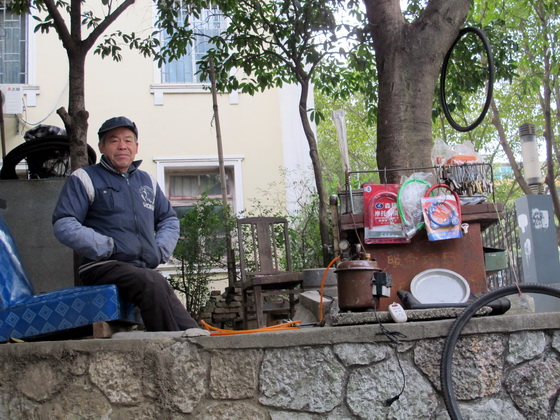 労働者シリーズ（二）桂林の町角にある自転車修理屋さん