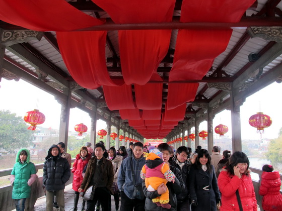 桂林「花橋」は赤い提灯とリボンできれいに飾っています