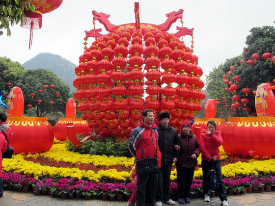 七星公園の正門に龍のデザインを飾っています