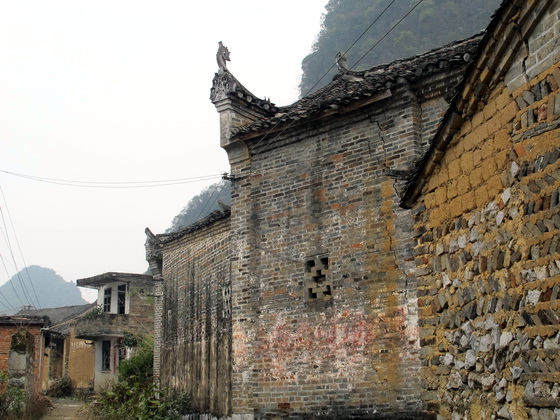 恥ずかしがり屋の子供達はどうしても写真を撮らせてくれませんでした