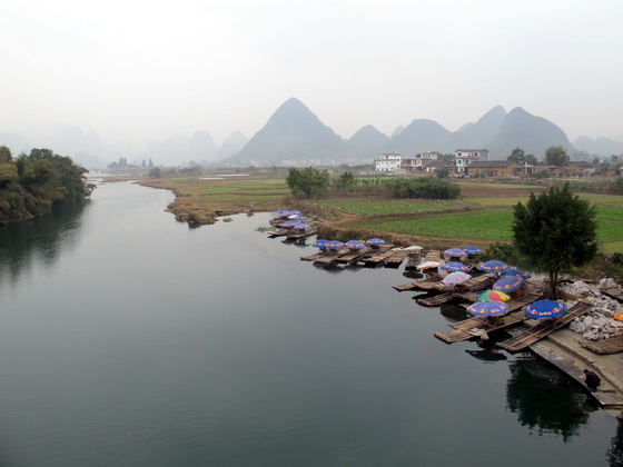 竹筏と漁火は「遇龍河」.桂林旅行