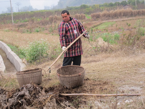 この橋を渡って川の対岸に行きました