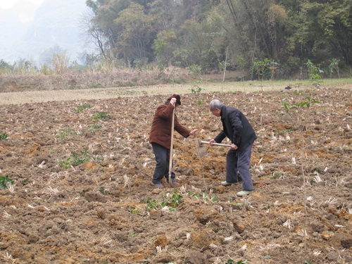 子供の面倒を見ながら洗濯するお母さん.桂林観光