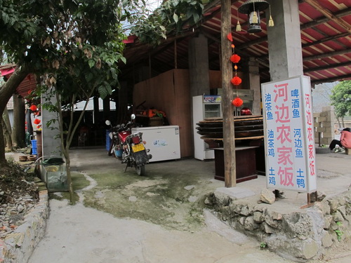 草魚と山羊の餌になります.桂林観光