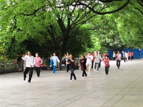 桂林市の老人たちは豊富多彩な朝の運動をしています。