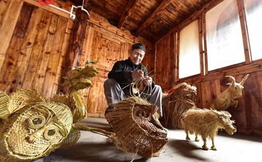 龍勝県「草編み芸人」、トン族風情を作り出す