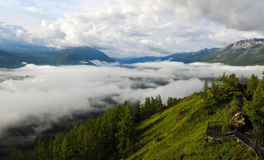 新彊喀纳斯山間で雲海と佛光の壮観景色が現れた