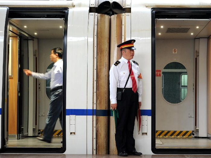 スタッフは合肥駅でまもなく合肥-北京南Ｇ262列車に乗車する旅客を待っていた。