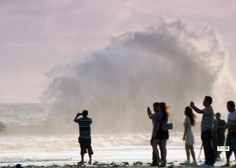 6月25日、観光客は広西北海の銀滩で大潮を見ていた